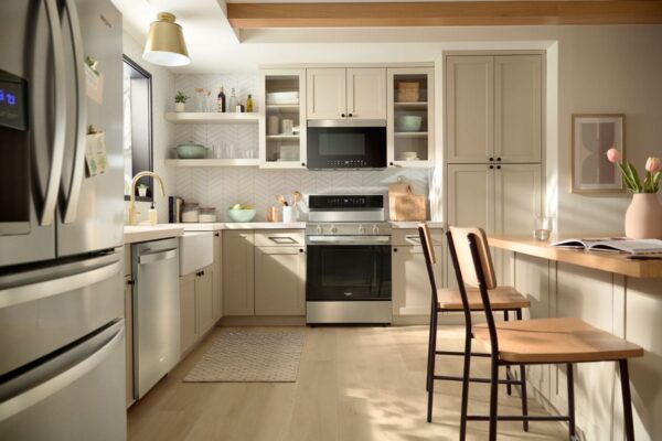 Whirlpool® 30-inch Electric Smart Range with Air Cooking Technology, No Preheat Air Fry, High Speed Preheat Oven, WipeClean™ Coating, and Steam/Self Clean